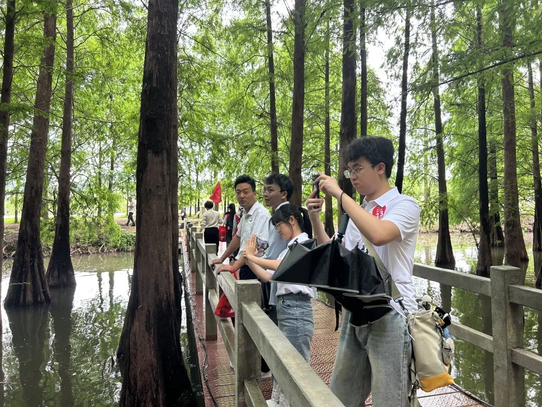 参赛学子游七星岩景区。肇庆市融媒体中心记者 林琳 摄 参赛学子游七星岩景区。肇庆市融媒体中心记者 林琳 摄