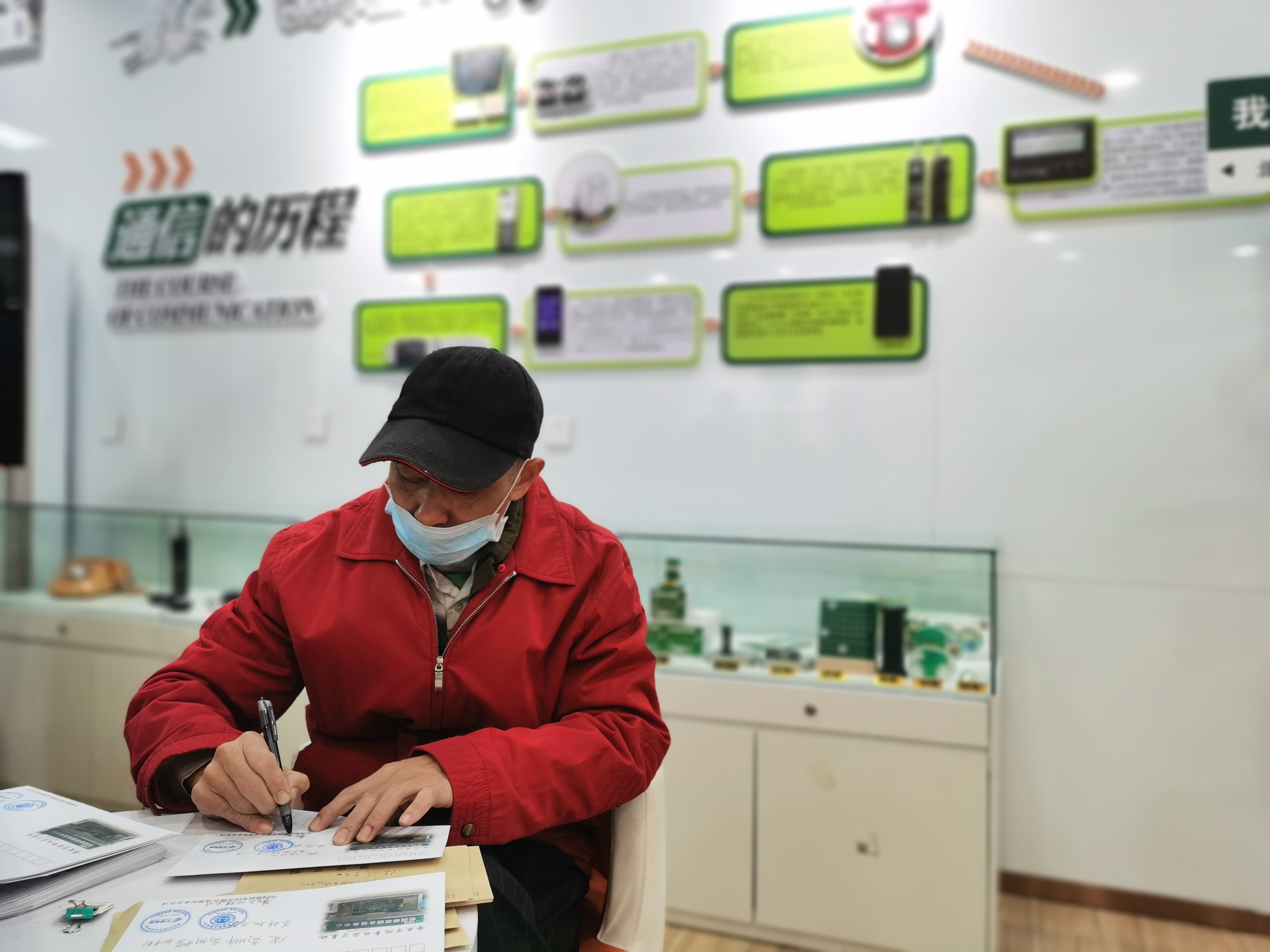 1703753518666786.jpg 市民群众在填写邮递单。西江日报记者 戴福钿 摄.jpg