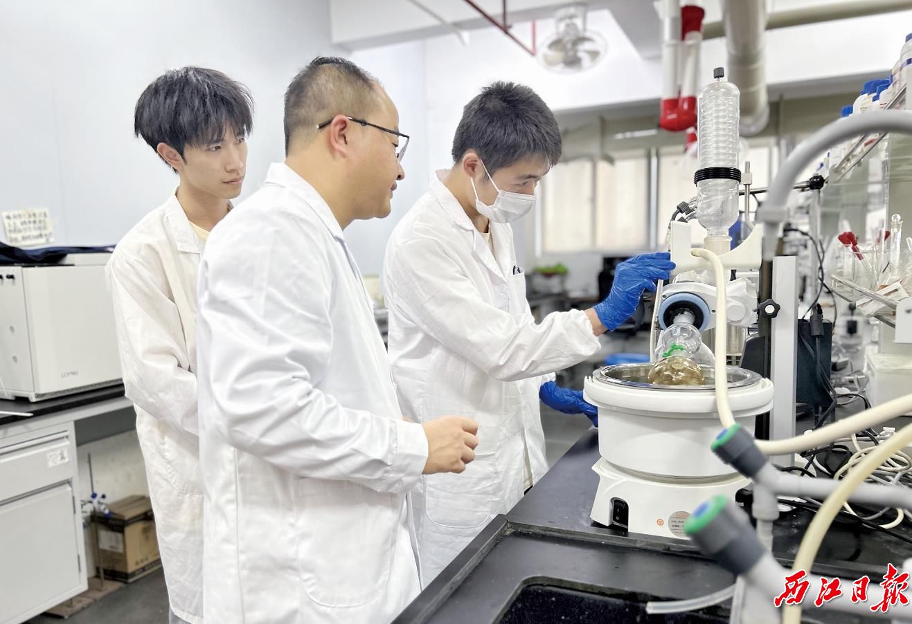 1703214585193053.jpg 叶非华博士(左二)认为,走访企业,就是传播“专业-产业-就业-事业”的人才培养理念。 .jpg