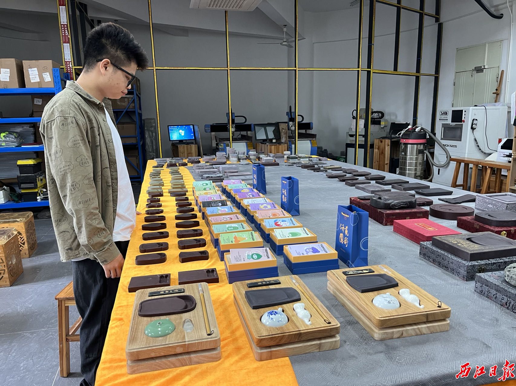 1703125140173706.jpg 工作室中的柯颖。记者 万涛摄.jpg