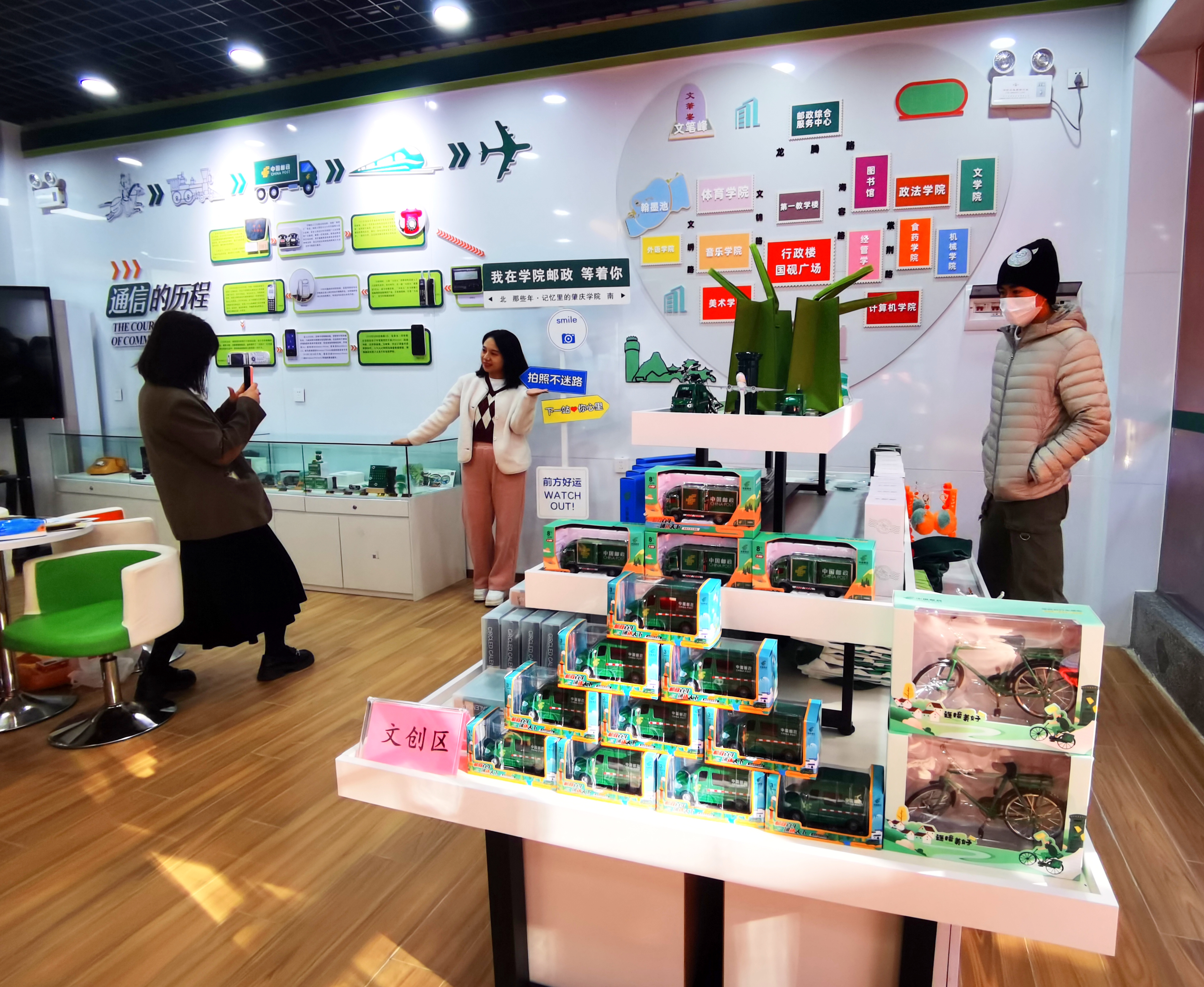 1703753278508862.jpg 市民群众在bat365正版唯一官网校园邮政综合服务中心参观游玩。西江日报记者 戴福钿 摄.jpg