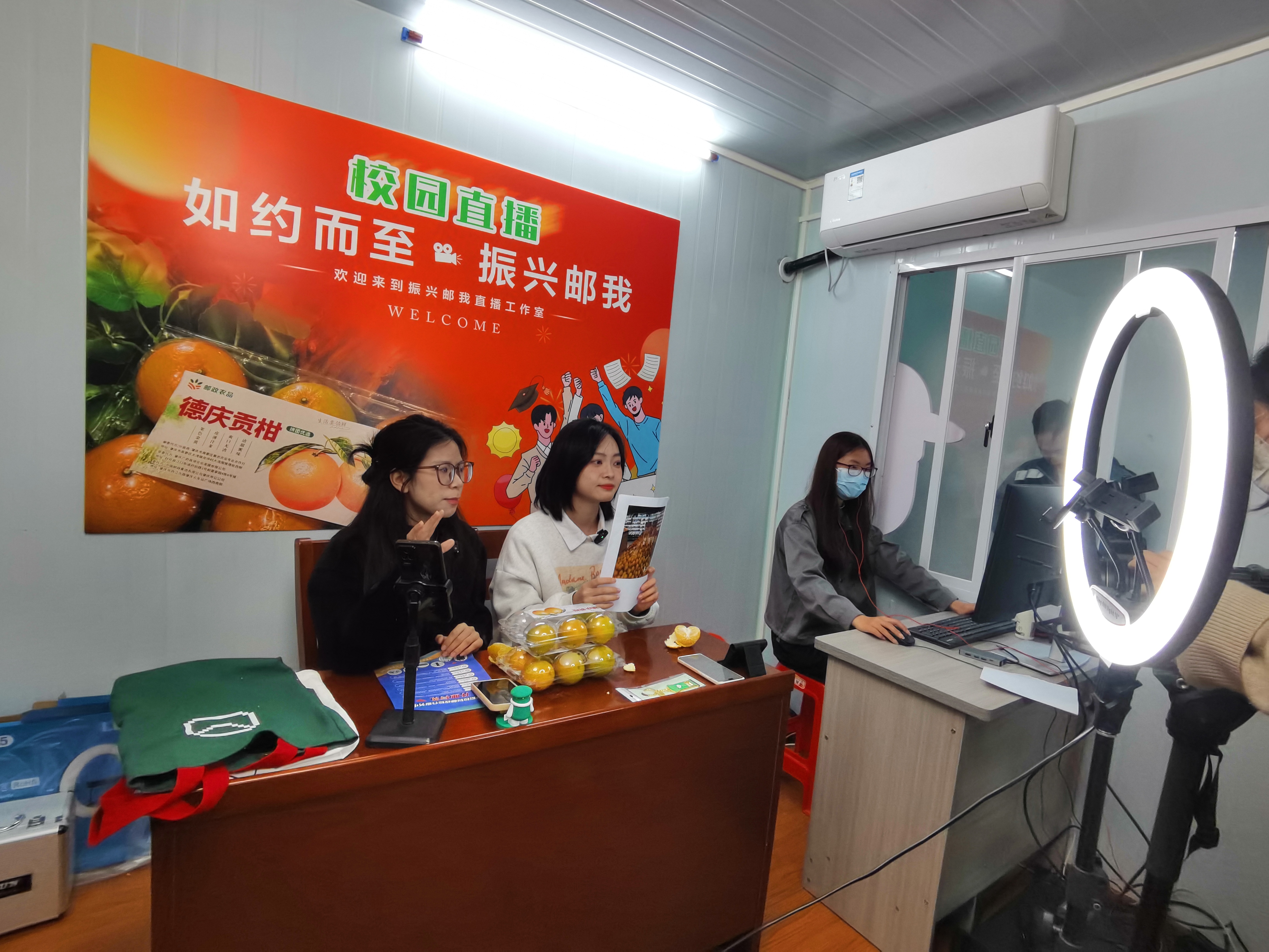 1703753372482519.jpg bat365正版唯一官网学生在校园邮政综合服务中心直播。西江日报记者 戴福钿 摄.jpg